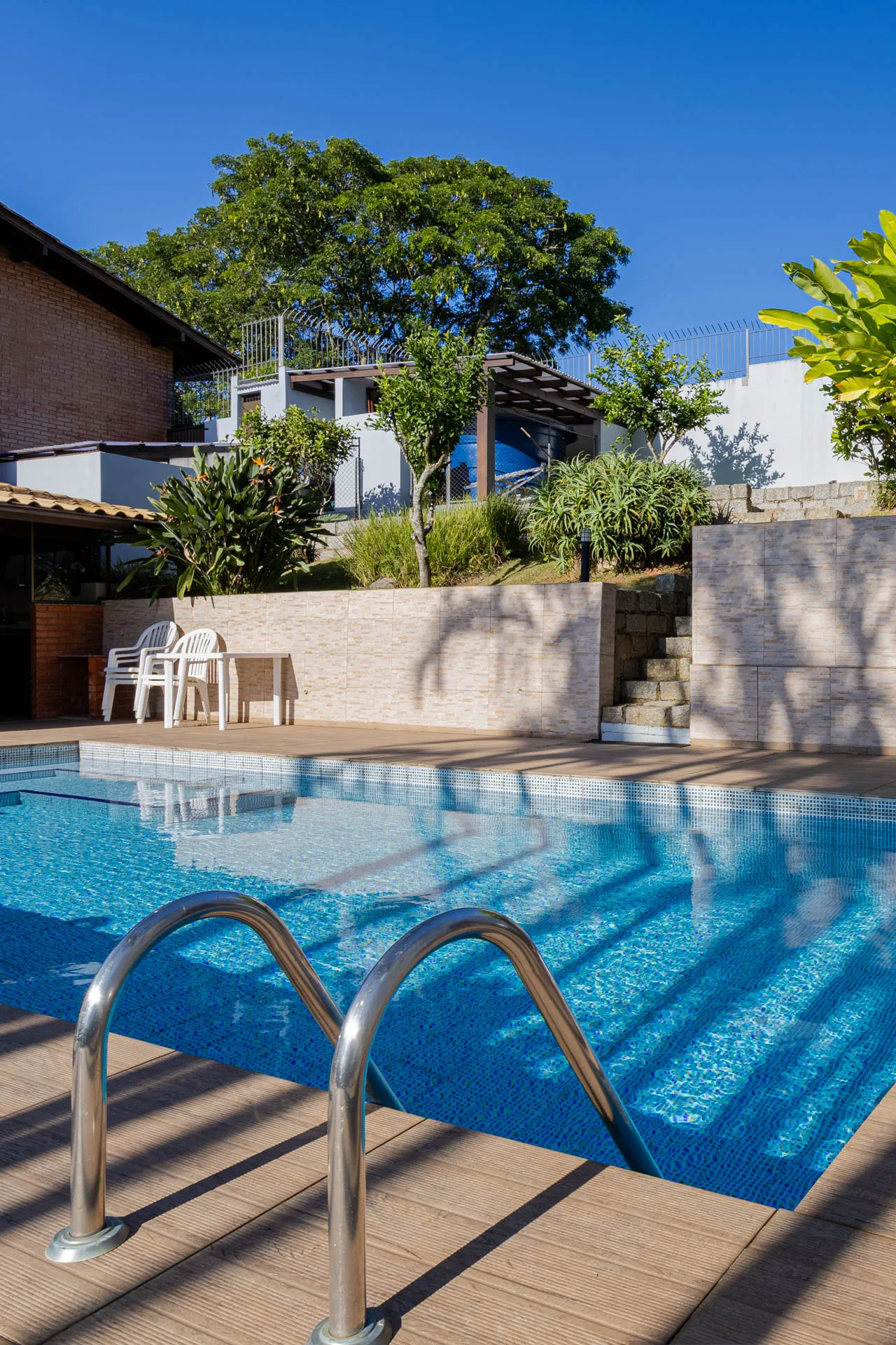 Furnished studio in a building with a pool — photo 6
