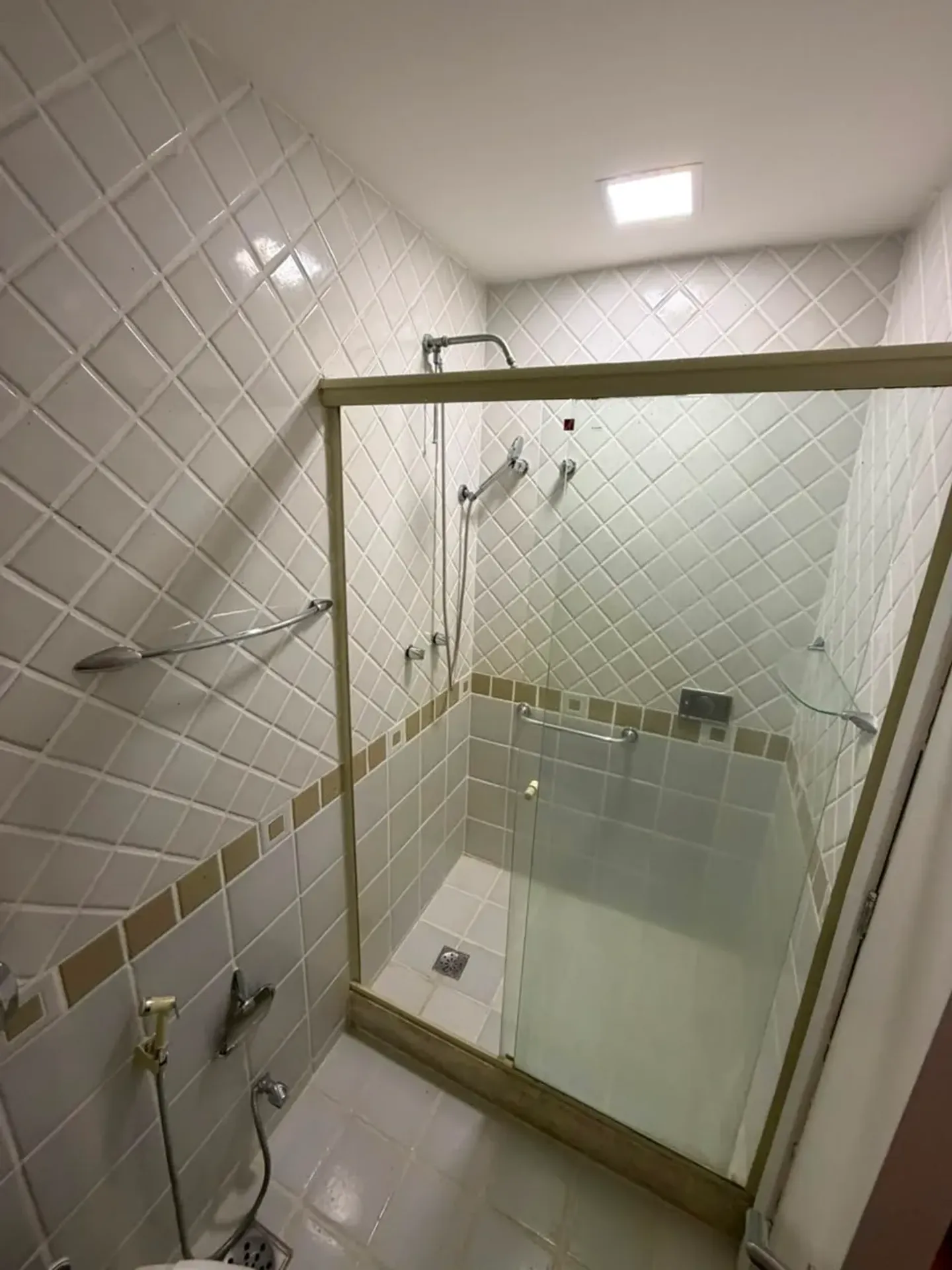 Unfurnished apartment with 3 bedrooms and a balcony — photo 22