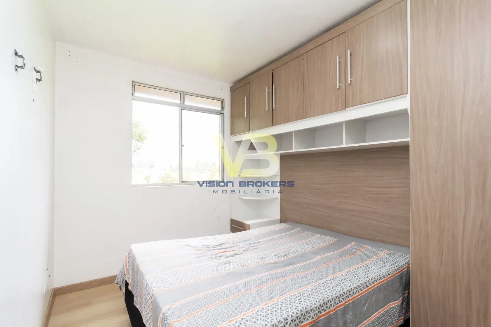 2-bedroom apartment with wood or laminate floors in Curitiba — photo 2