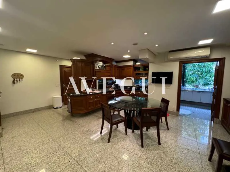 Apartment with 5 bedrooms and a balcony — photo 30