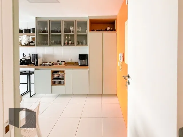 Unfurnished apartment with 4 bedrooms and open-plan kitchen — photo 28