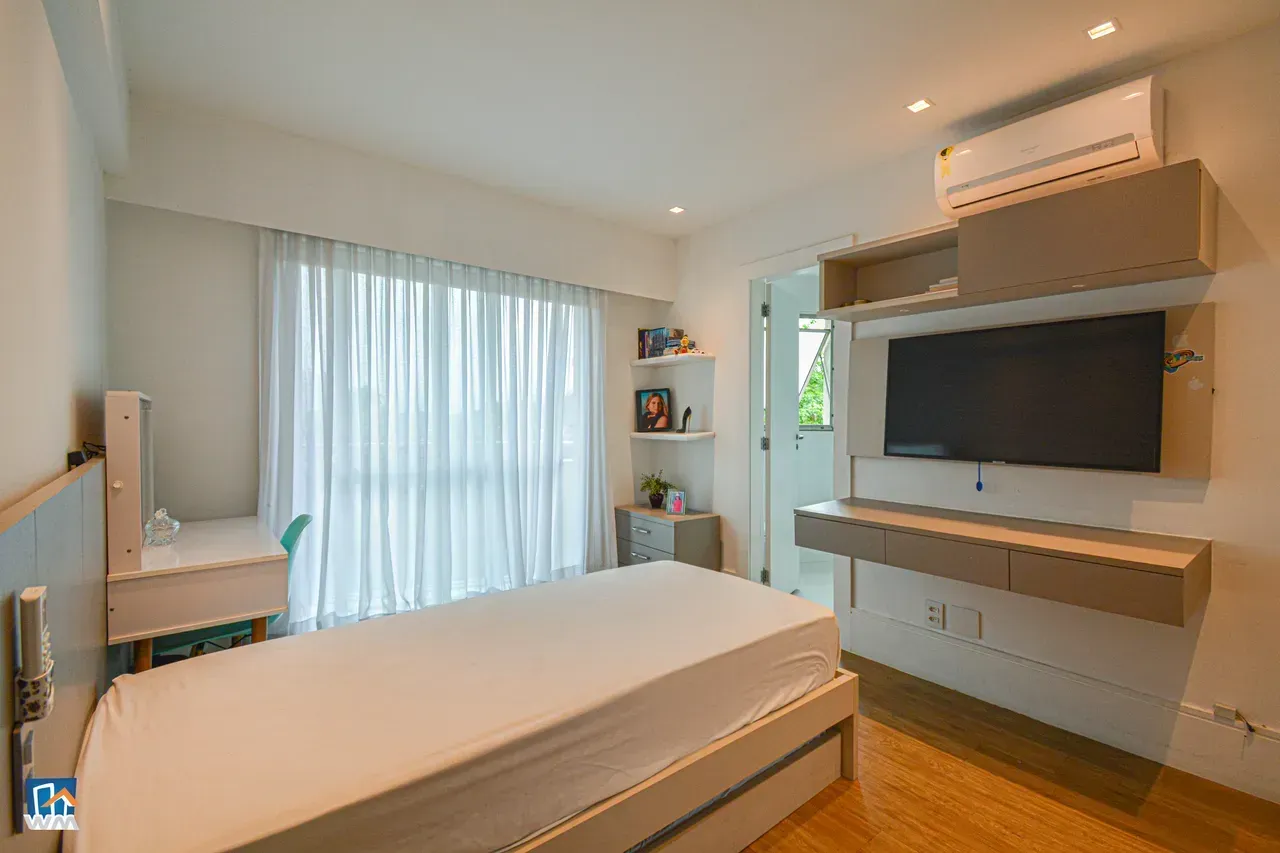 4-bedroom apartment with open-plan kitchen and electric stove — photo 20