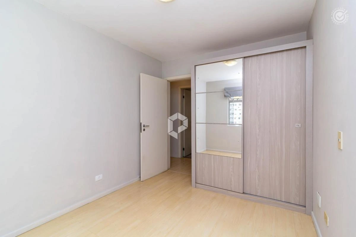 3-bedroom apartment with a glass-enclosed balcony — photo 20