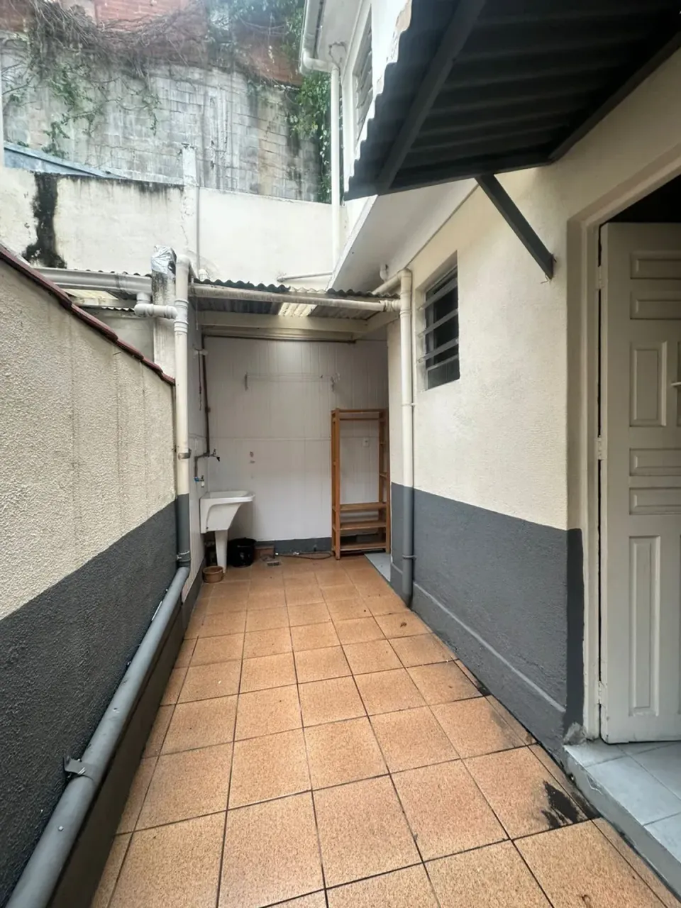Незамебльована квартира з електричним душем у ванній — photo 6