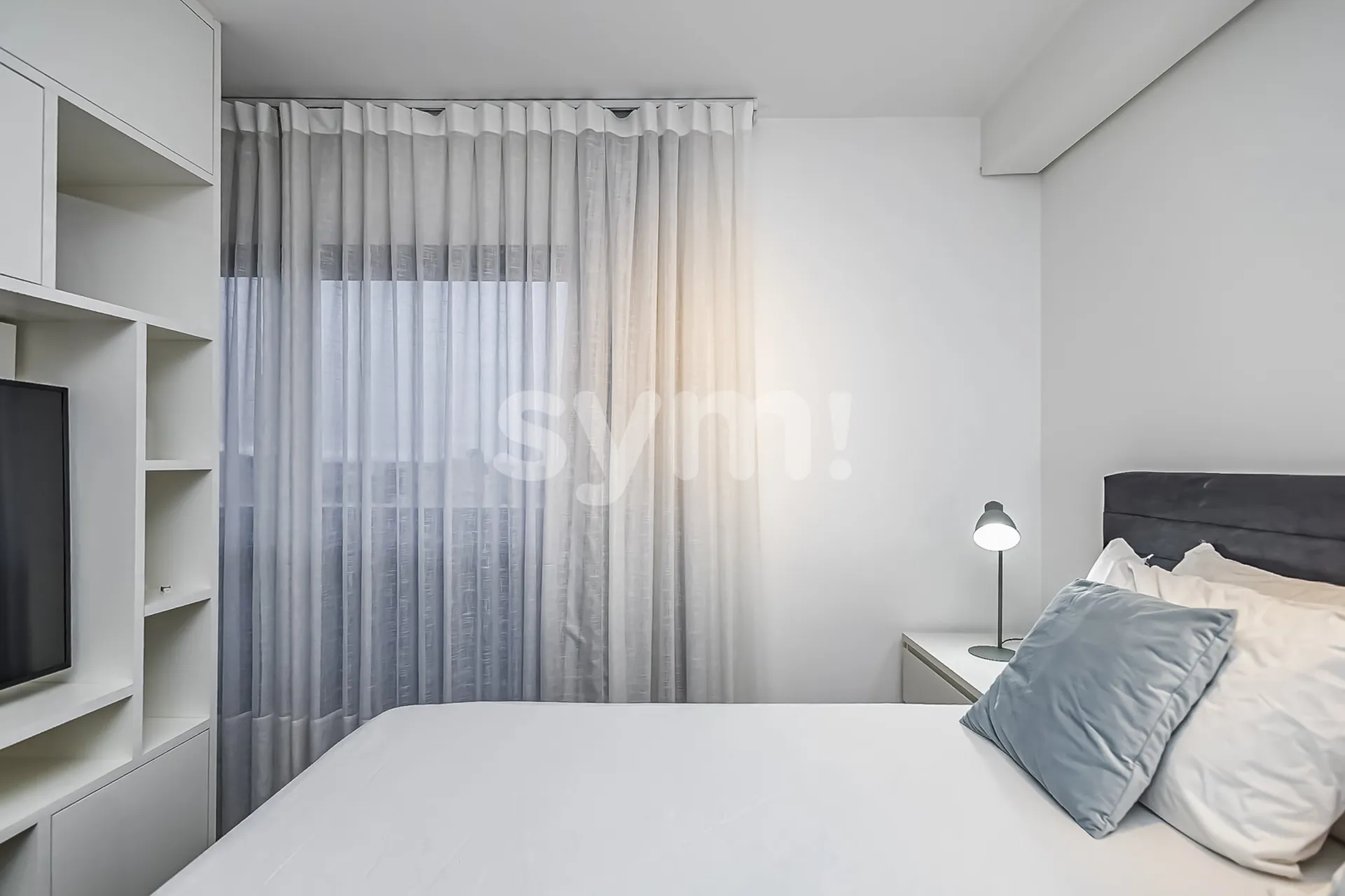 Furnished 1-bedroom apartment with a glass-enclosed balcony — photo 50