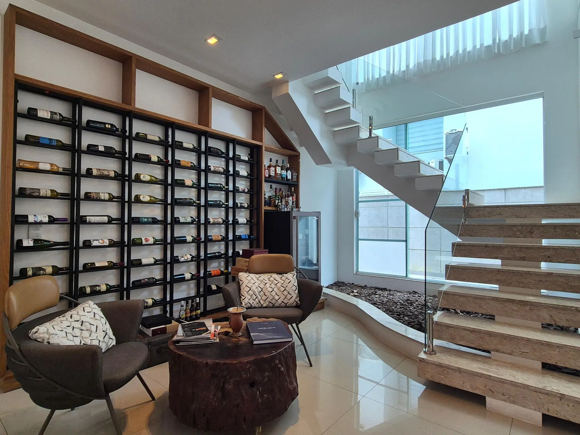 5-bedroom house with floor-to-ceiling windows — photo 26