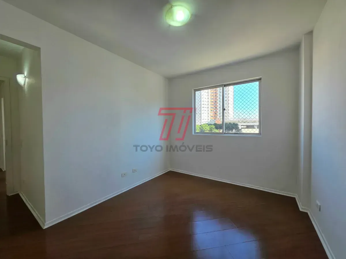 Apartamento de 3 quartos com piso de madeira na sala — photo 11