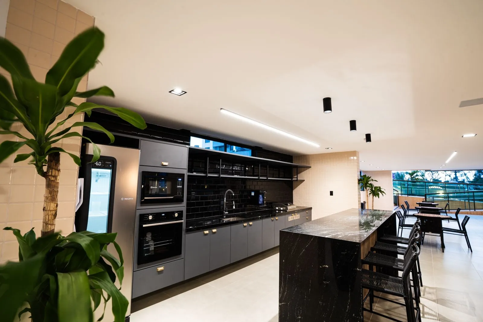 3-bedroom apartment in a building with a coworking space — photo 7