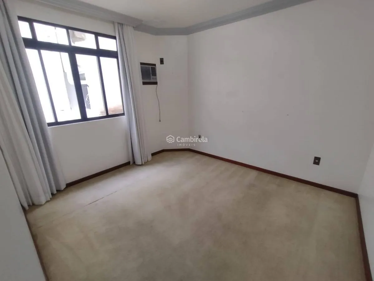 House with 4 bedrooms and 311 m² with 2 en-suites — photo 29