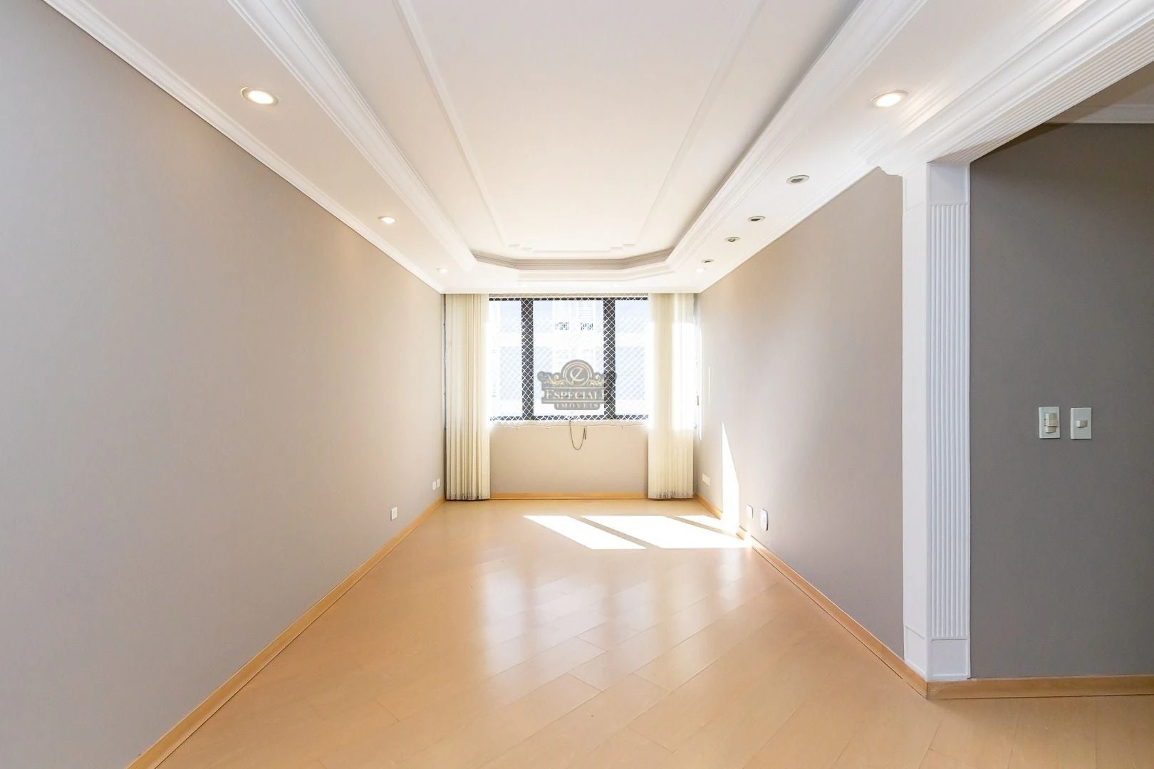 Wood or laminate floors in a 3-bedroom apartment, 86 m² — photo 7