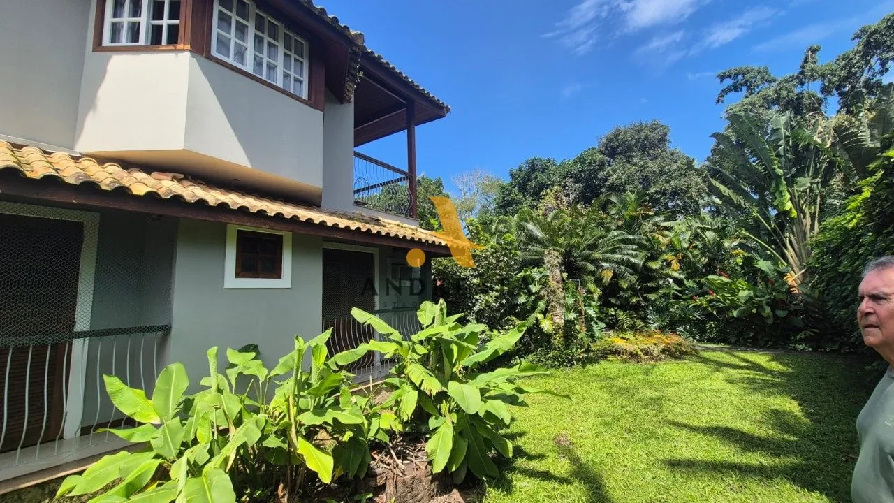 Casa de 307 m² com janelas do piso ao teto e banheira — photo 21