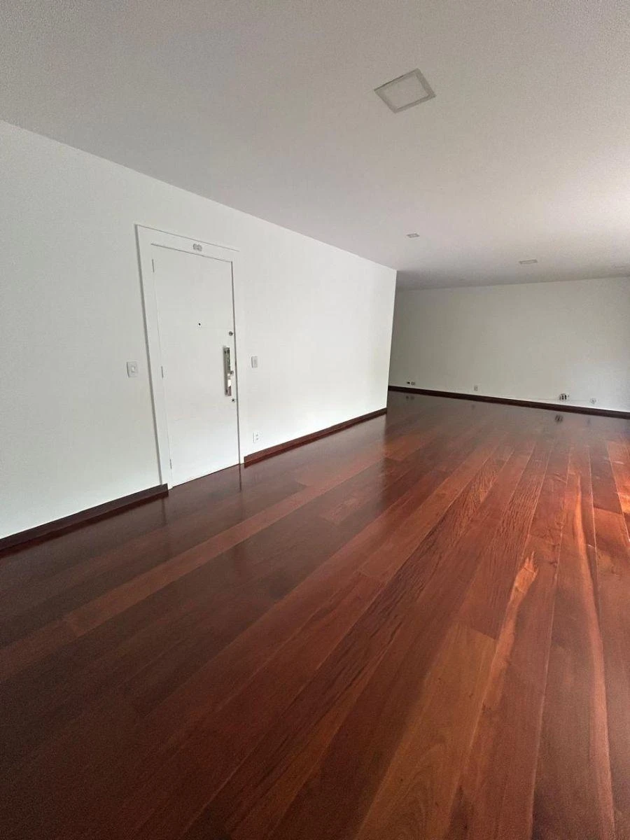 4-bedroom apartment with a walk-in closet — photo 45