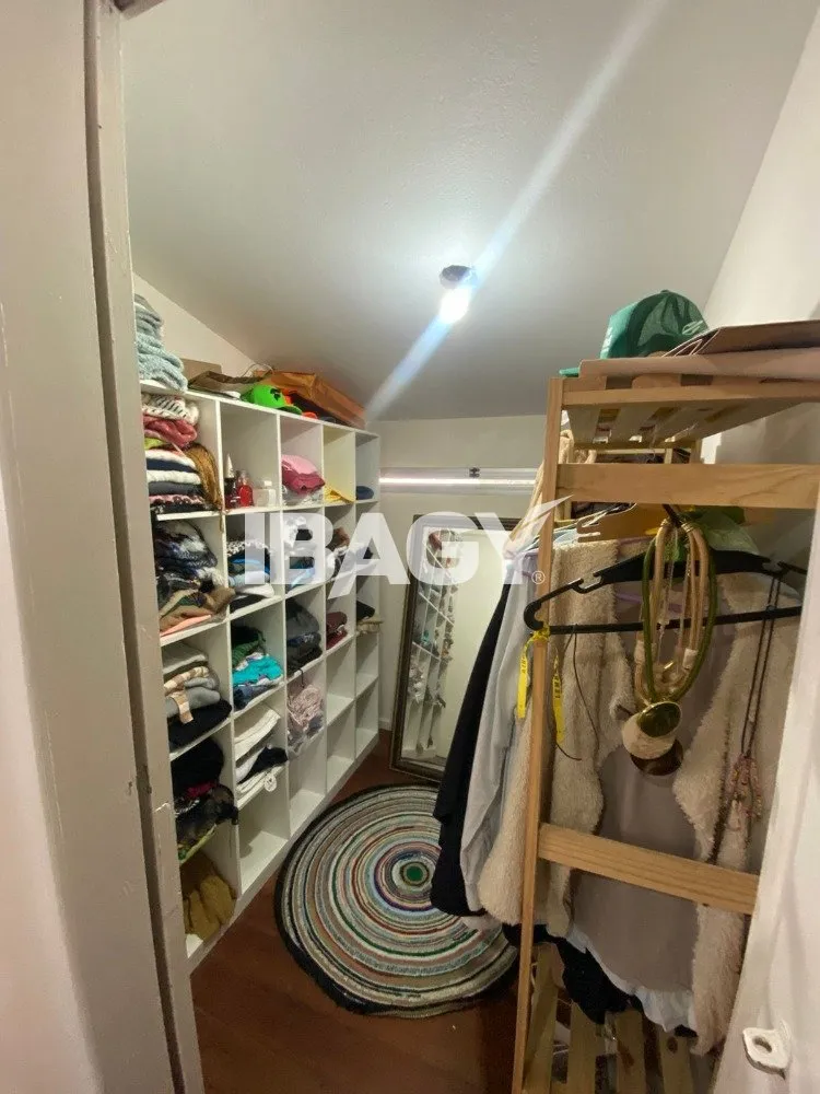 4-bedroom house with a walk-in closet — photo 8