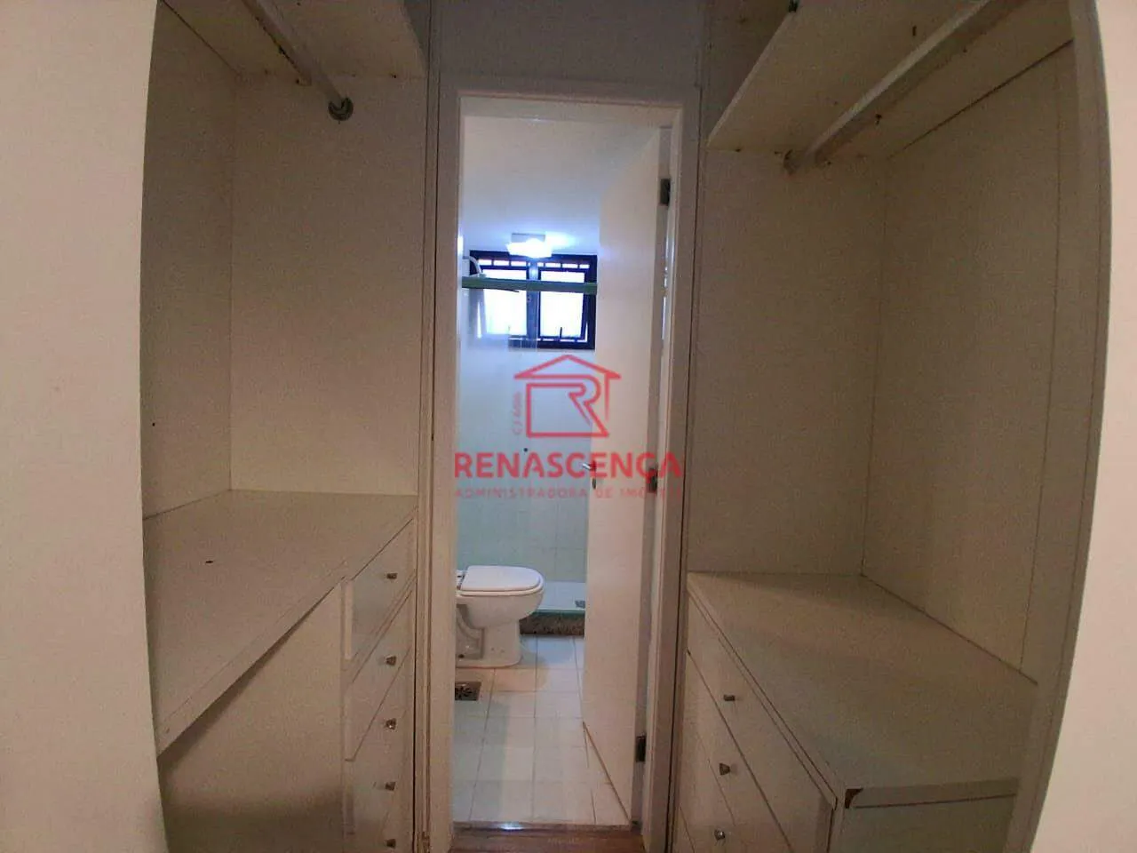 3-bedroom apartment with 3 bathrooms and a balcony — photo 2