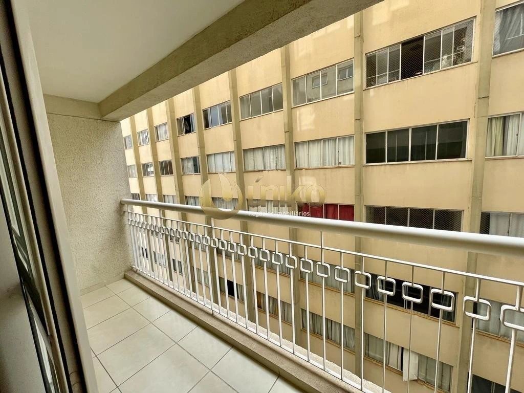 Glass-enclosed balcony in a one-bedroom apartment, 52 m² — photo 11