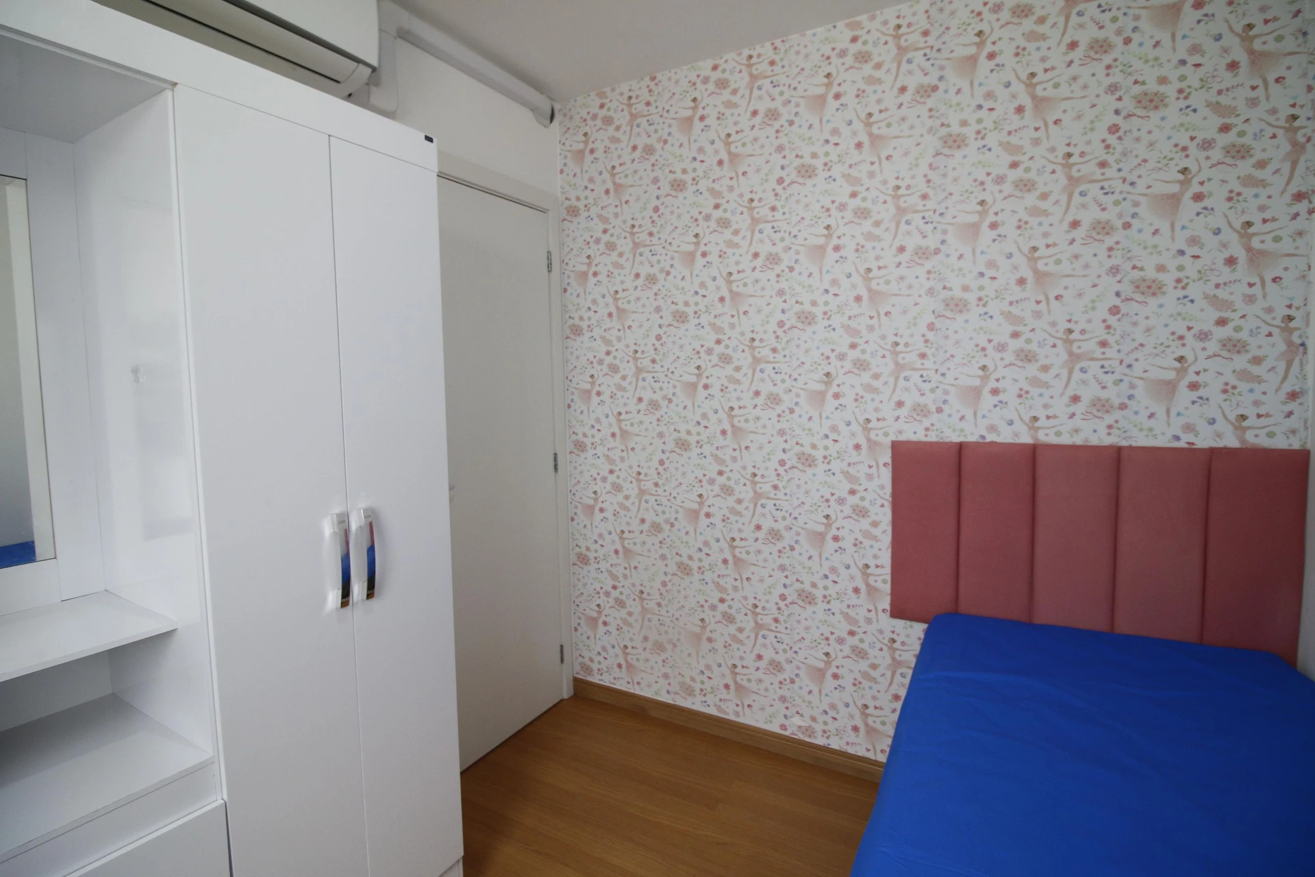 2-bedroom apartment in a building with a gym — photo 17