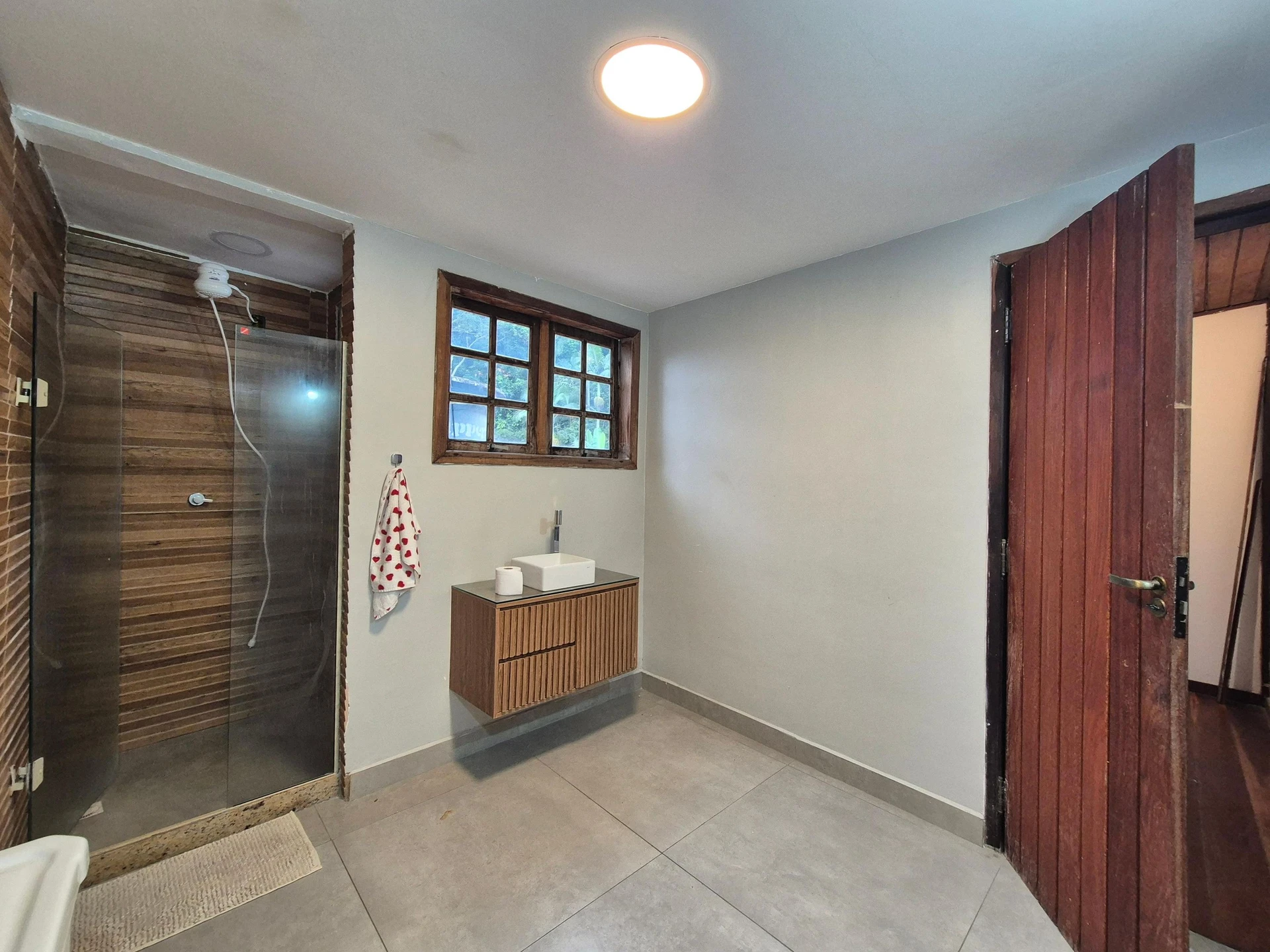 Balcony with a grill in a 3-bedroom house, 150 m² — photo 23