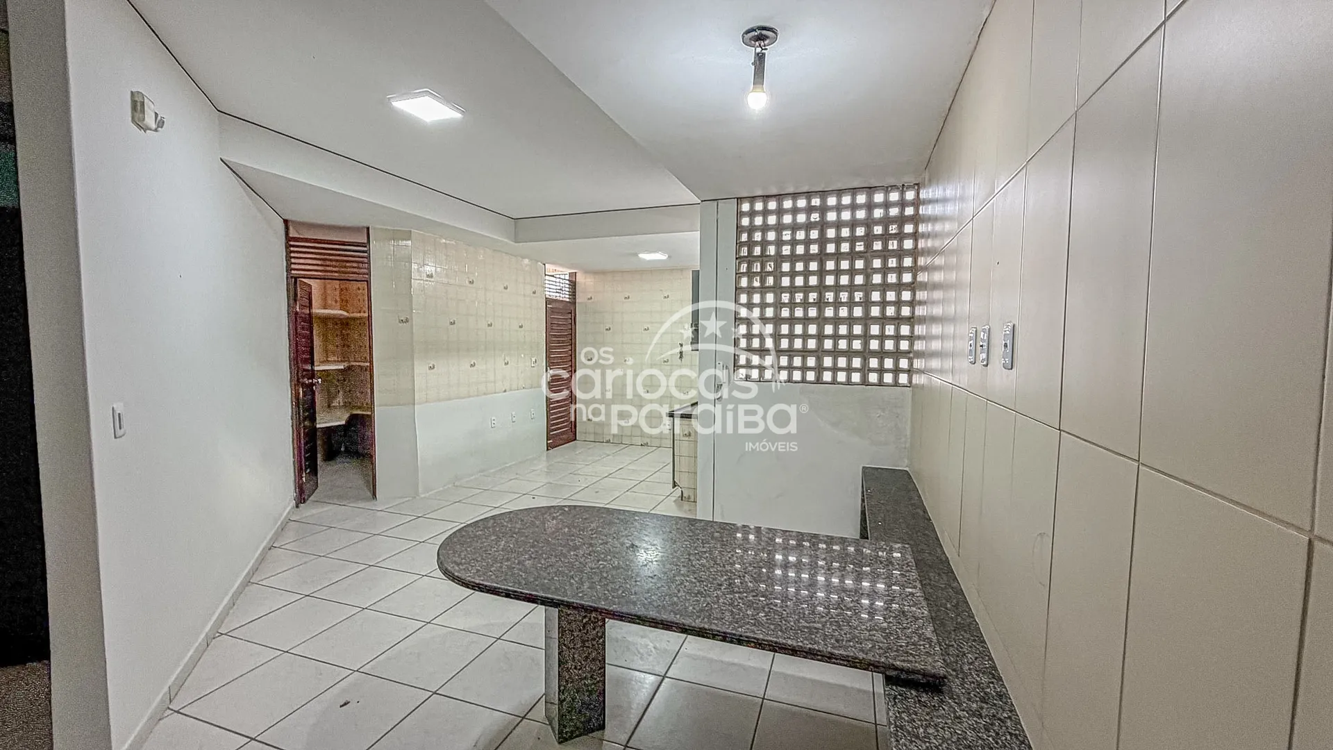 Casa con 3 suites y 5 plazas de garaje con jardín — photo 2