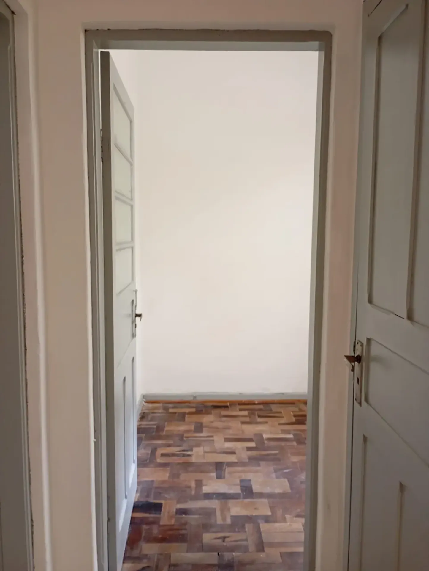 Wood or laminate floors in a 4-bedroom apartment, 110 m² — photo 18