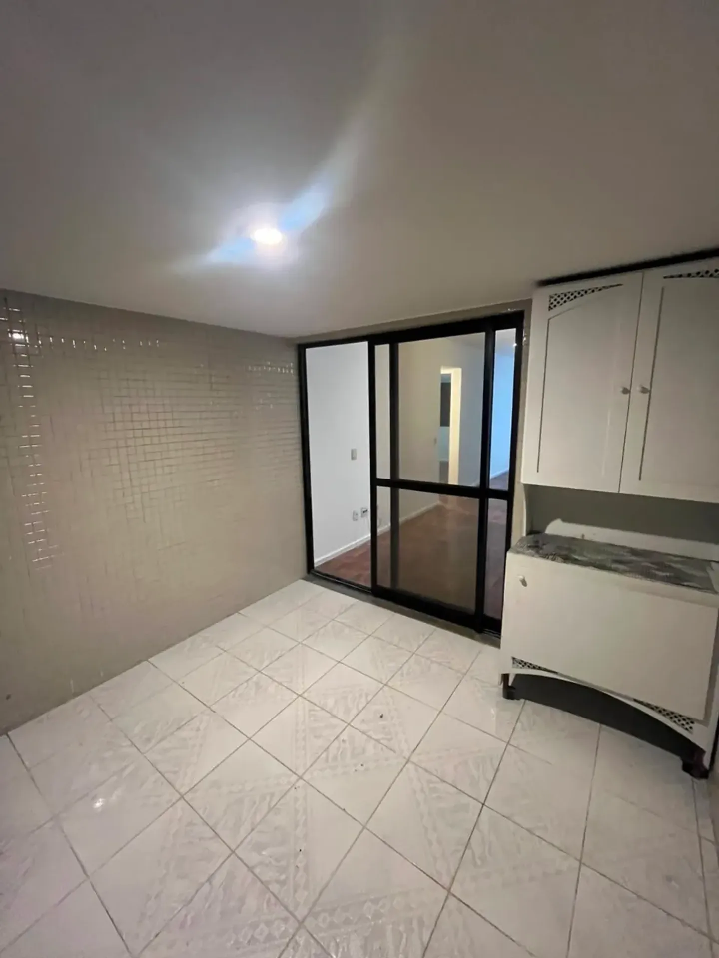 3-bedroom apartment in a building with a gym — photo 2
