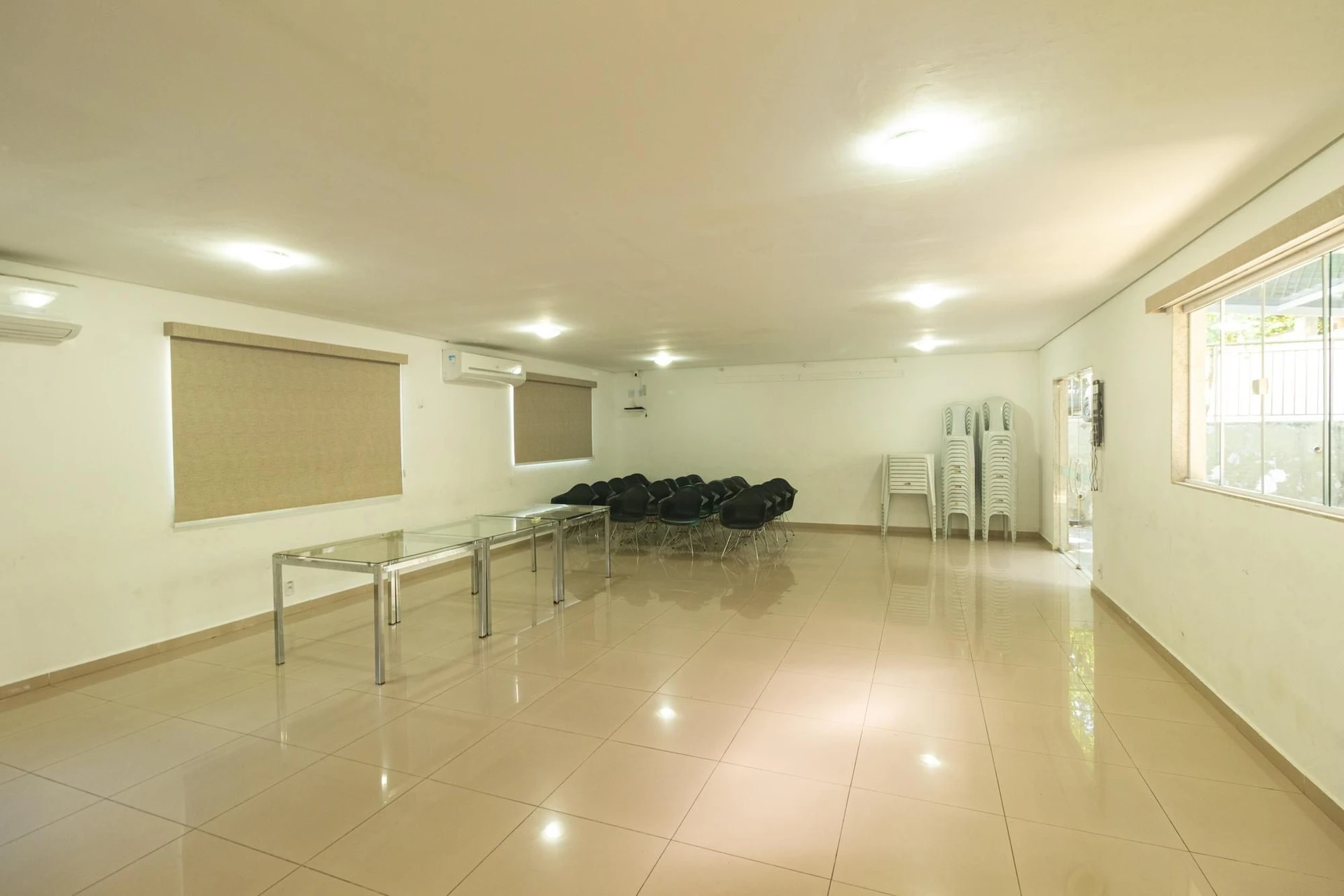 2-bedroom apartment in a building with a pool — photo 42