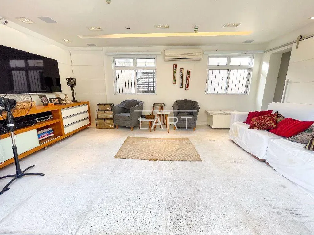 4-bedroom penthouse-style home with 324 m² kitchen — photo 24