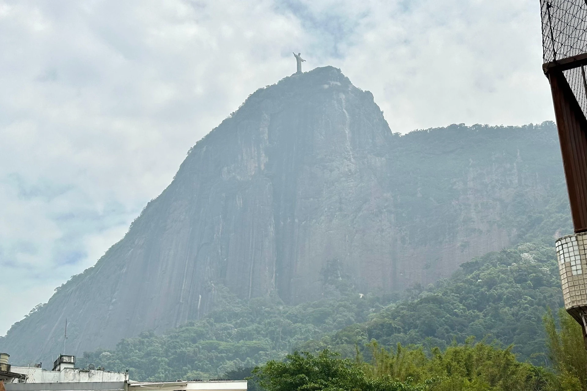 One-bedroom apartment with a mountain view in Rio de Janeiro — photo 23