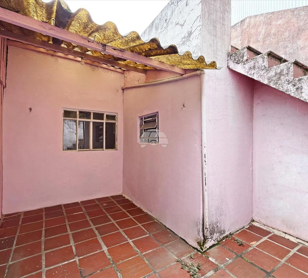 2-bedroom house with wood or laminate floors in Curitiba — photo 17