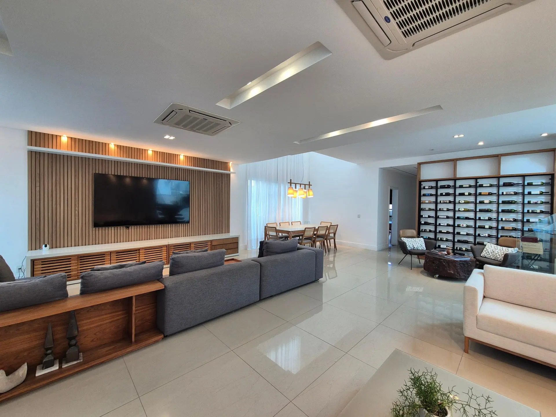 5-bedroom house with floor-to-ceiling windows