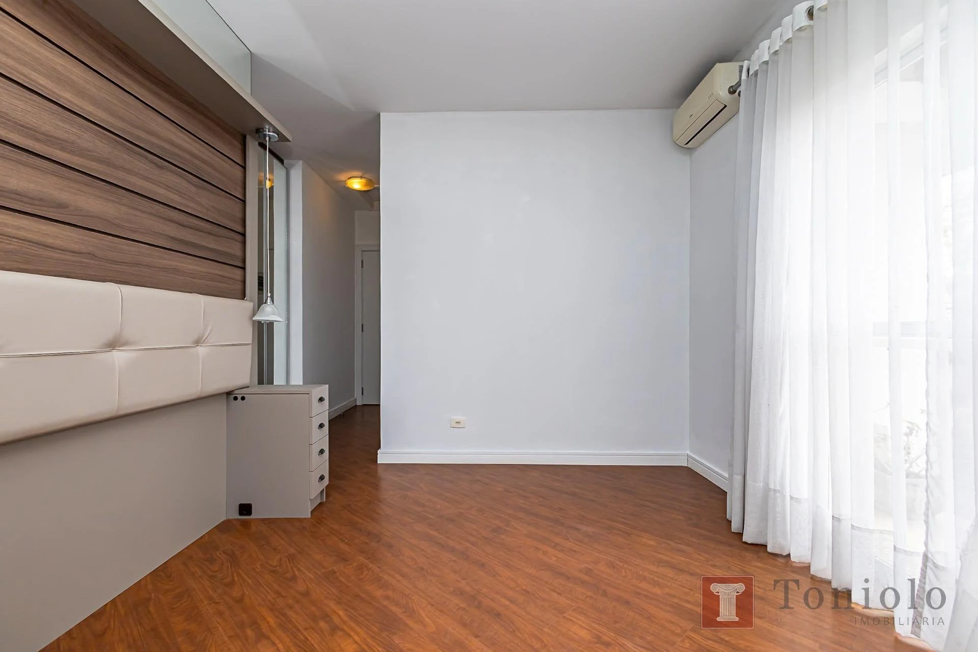 380 m² house with a bathtub and a walk-in closet — photo 9