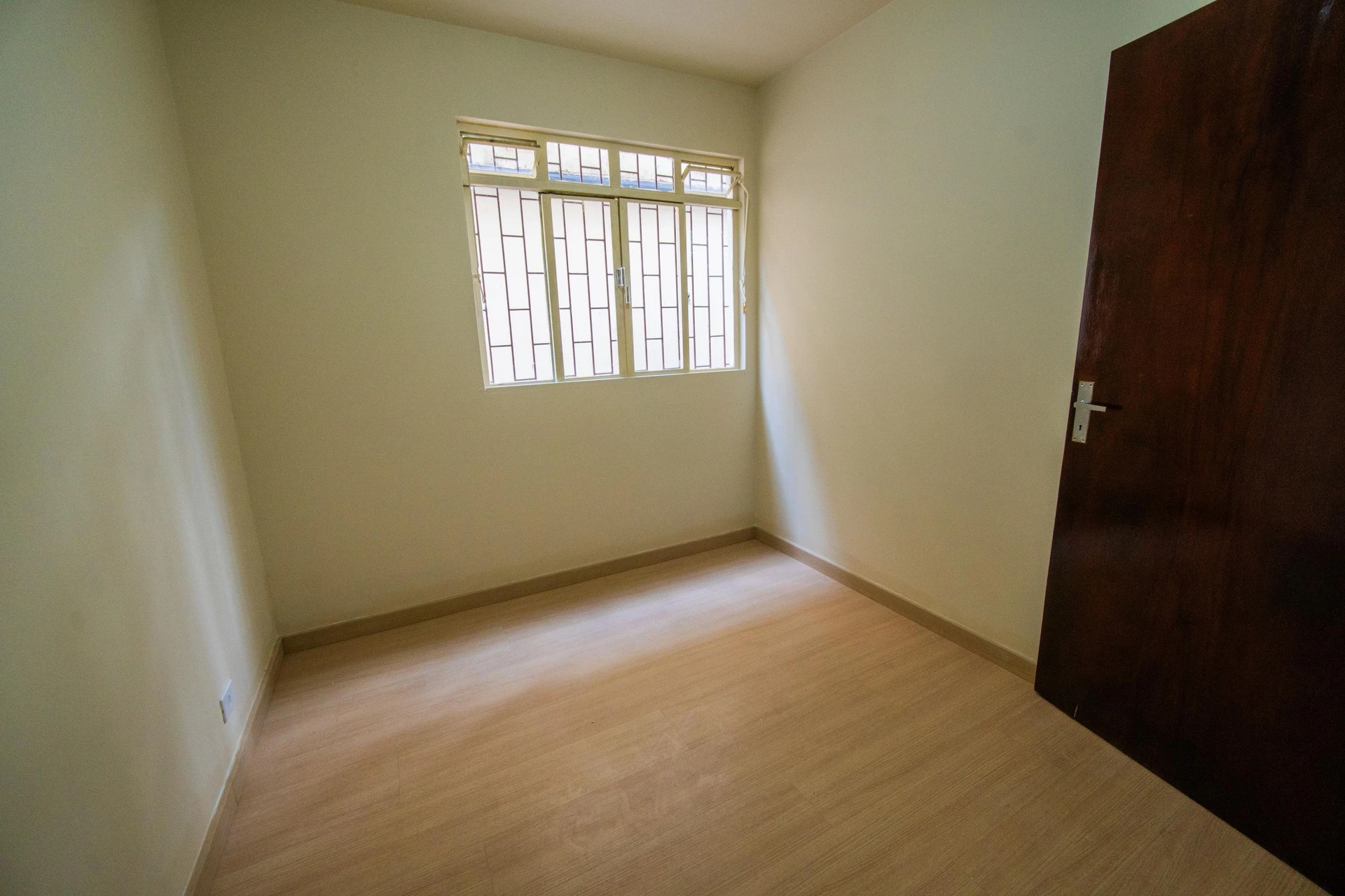 2-bedroom apartment with wood or laminate floors — photo 10