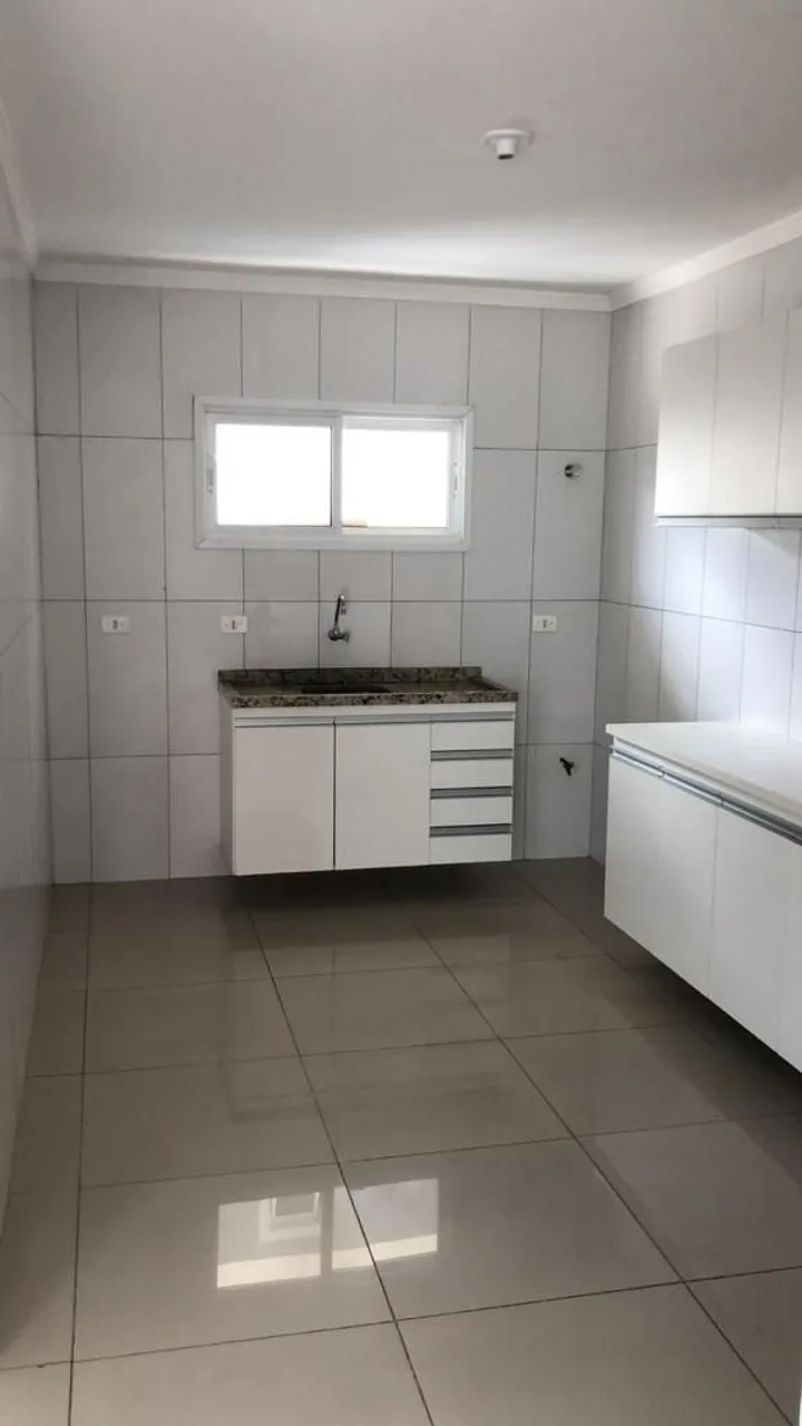 Balcony with a grill in a 2-bedroom apartment, 68 m²