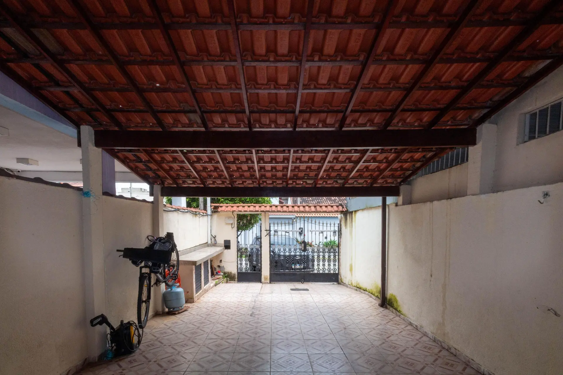 Balcony with a grill in a 2-bedroom house, 80 m² — photo 8