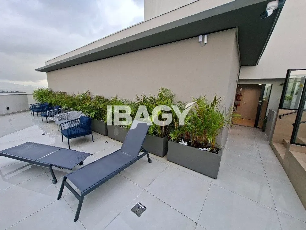 Studio with a glassed-in balcony and open-plan kitchen — photo 9