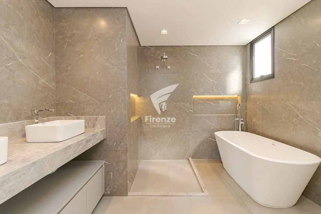 Furnished house with 4 bedrooms and 320 m² — photo 16