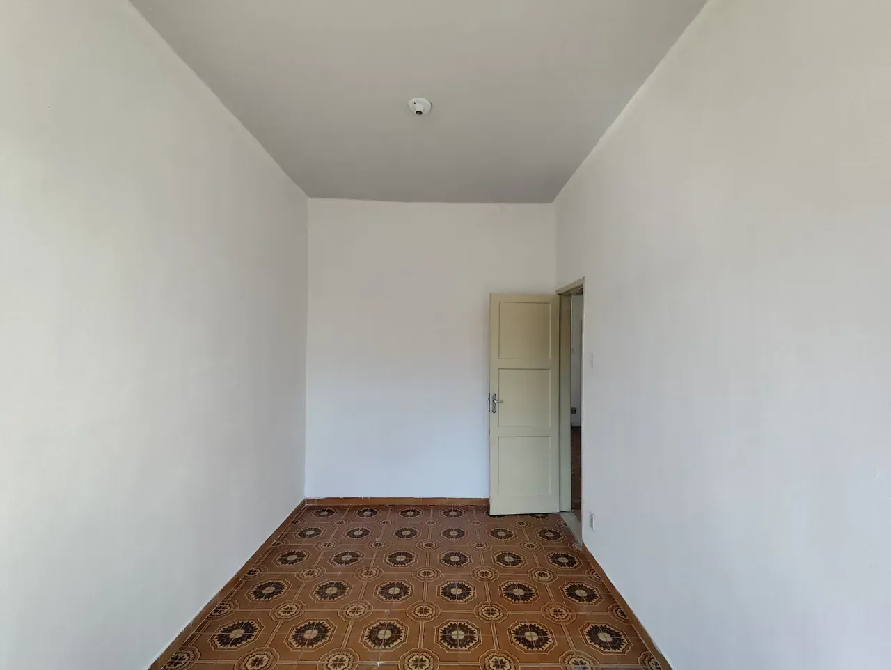 2-bedroom apartment with a glass-enclosed shower — photo 3