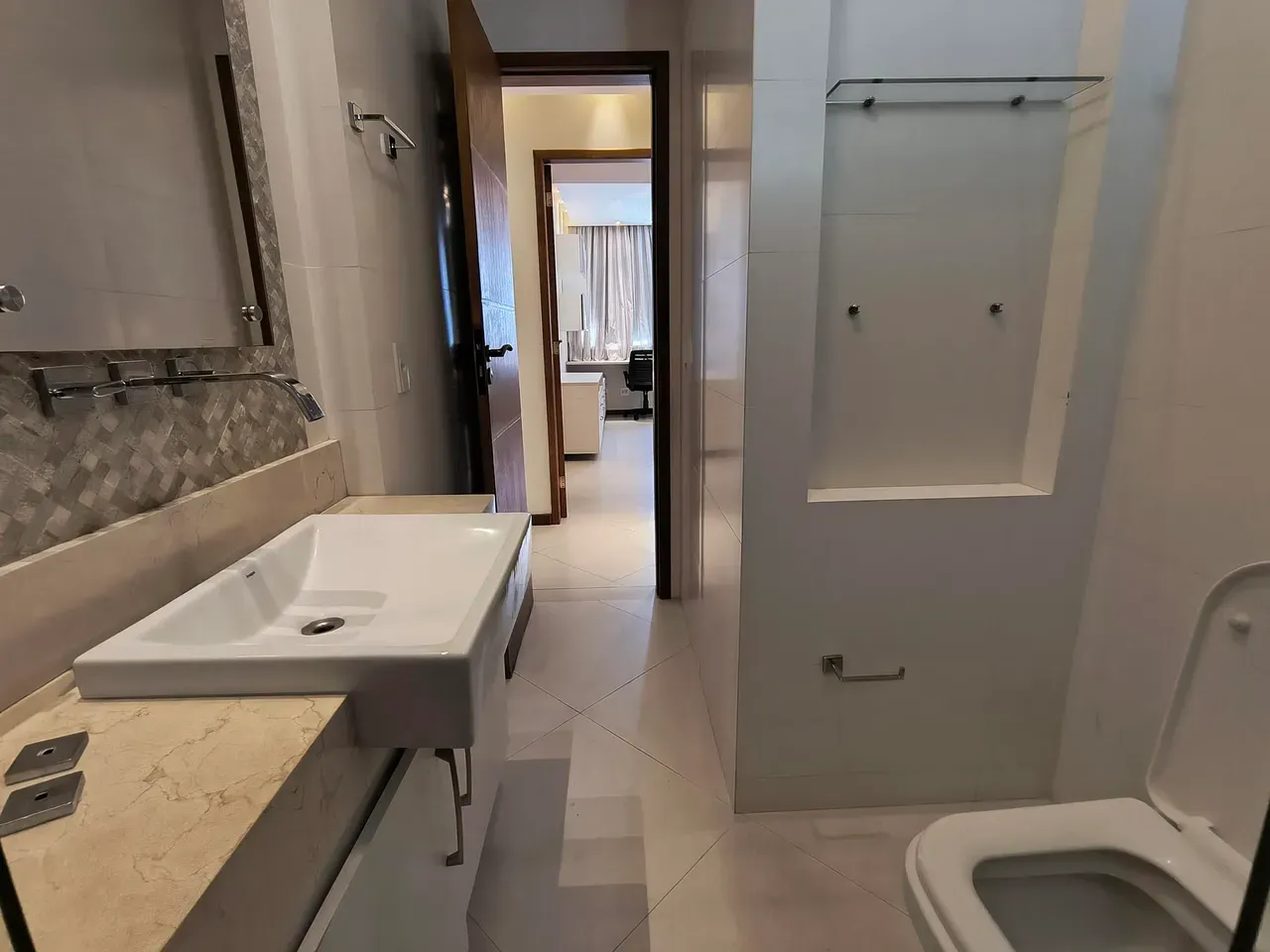 Квартира на 10-му поверсі з робочим місцем — photo 12