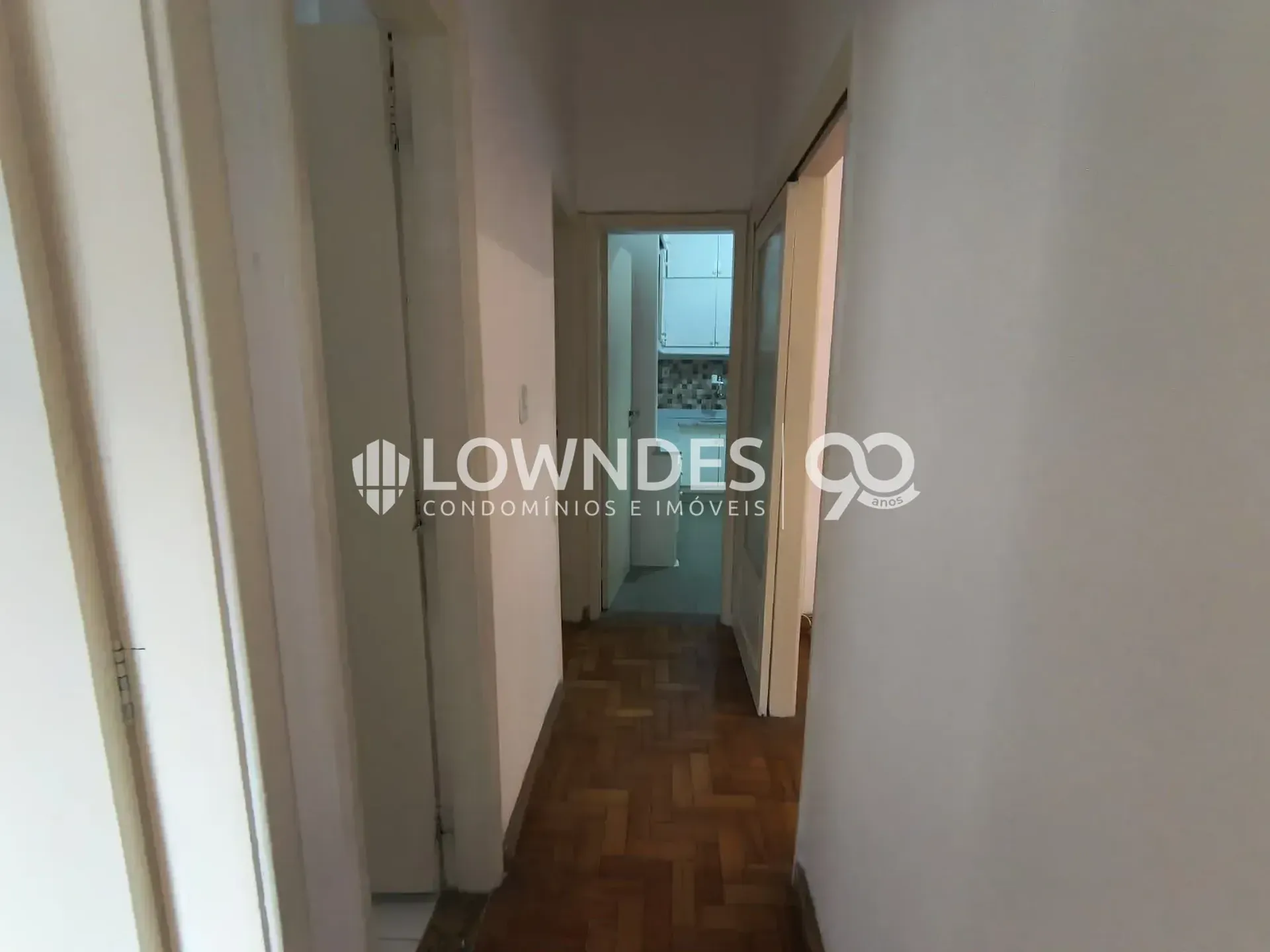 3-bedroom apartment with wood or laminate floors — photo 7