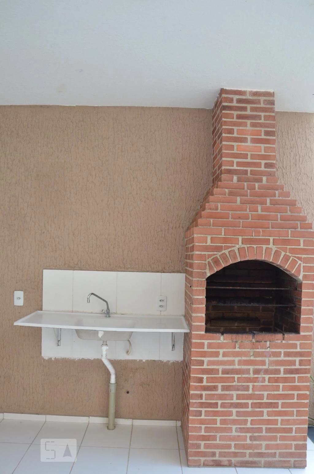 Balcony with a grill in a 2-bedroom apartment, 45 m² — photo 16