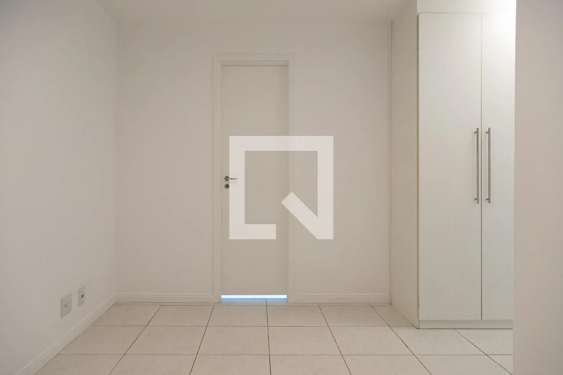 Glass-enclosed balcony in a 2-bedroom apartment, 74 m² — photo 23