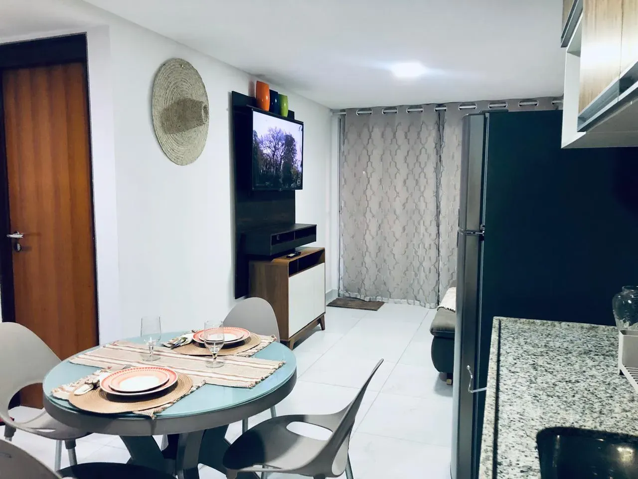 Furnished 1-bedroom apartment with private BBQ — photo 6