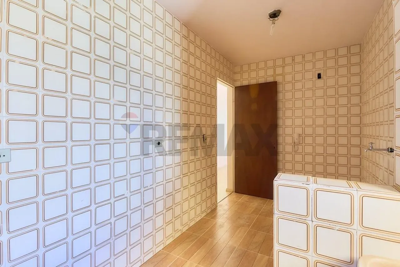 2-bedroom apartment with wood or laminate floors in Curitiba — photo 16