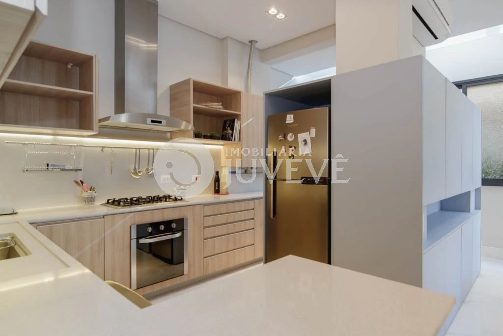 Furnished apartment, 104 m², with a glass-enclosed balcony — photo 13