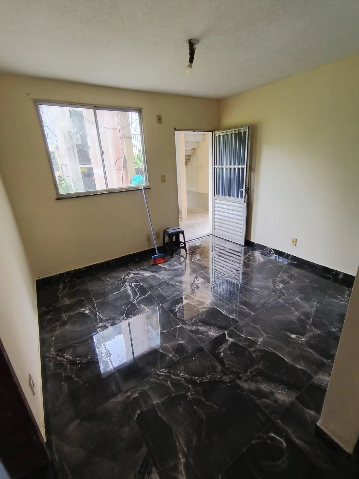 Unfurnished apartment with 2 bedrooms and a closed kitchen