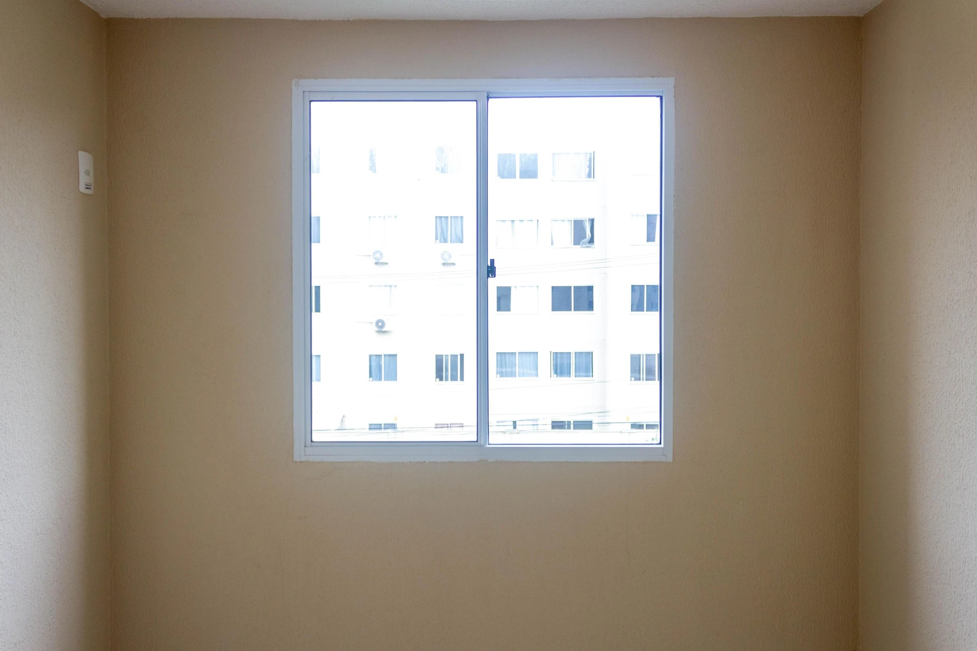 2-bedroom apartment in a building with a gym — photo 3
