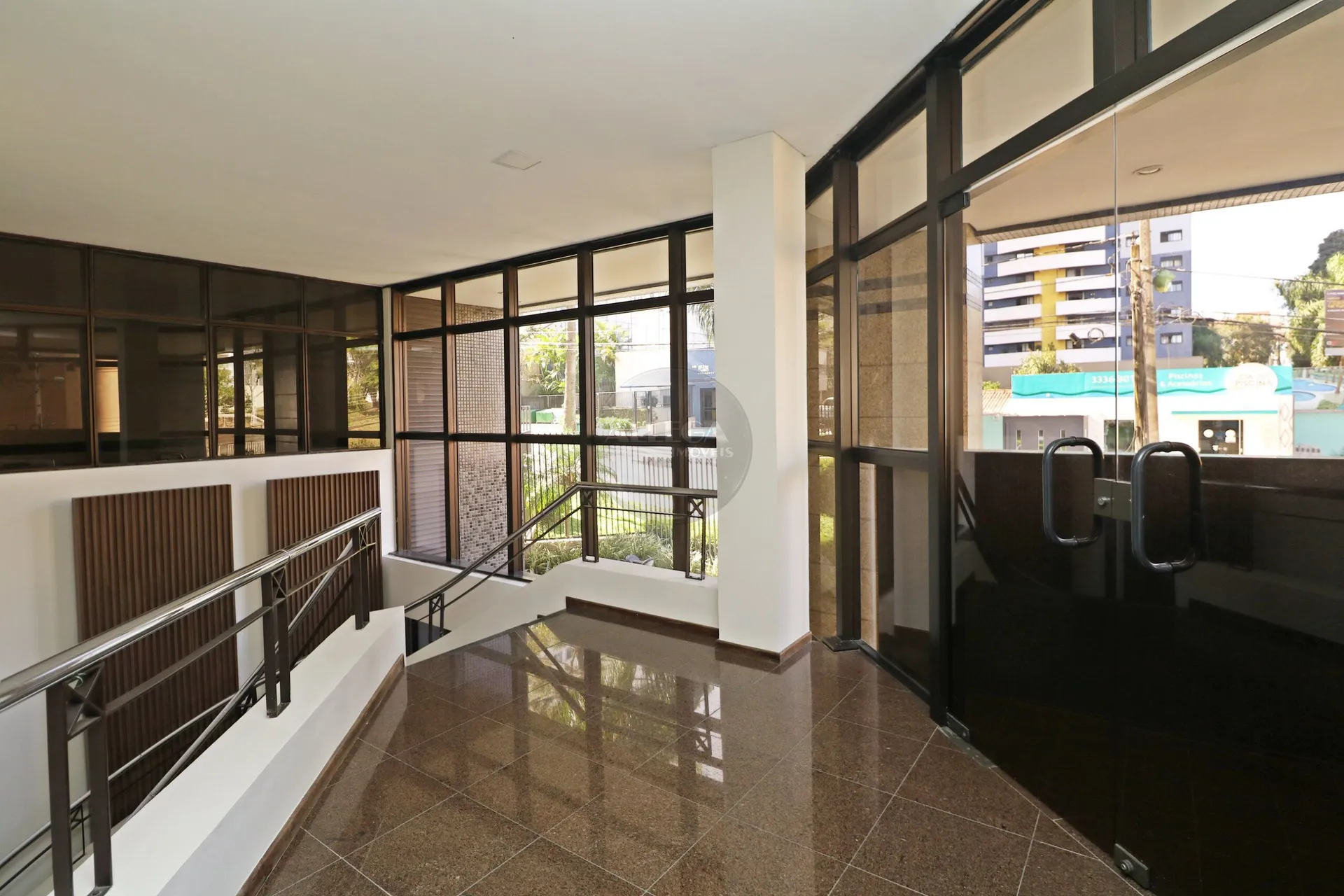Apartamento com 4 quartos e piso de madeira na sala — photo 53