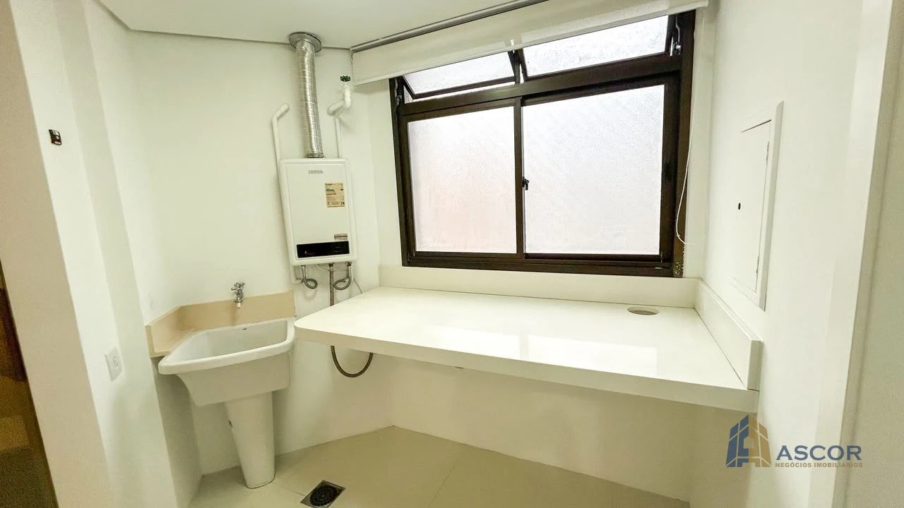 3-bedroom apartment with a bathtub in Florianópolis — photo 13