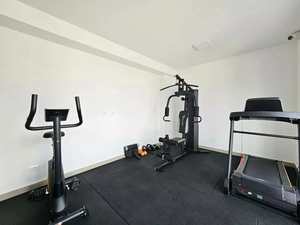 One-bedroom apartment with a grill on the balcony — photo 32