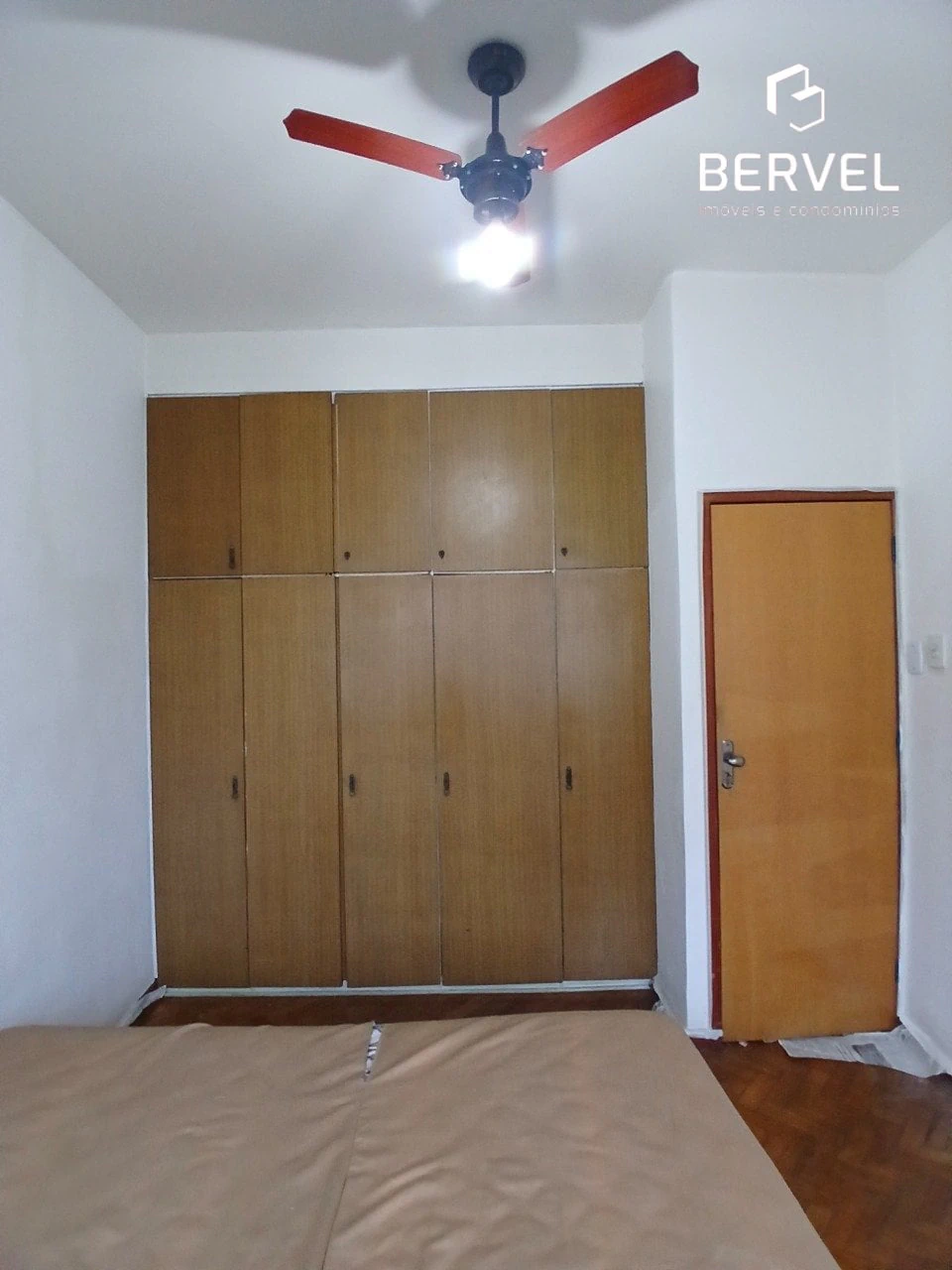 1-bedroom apartment with a glass-enclosed shower — photo 7