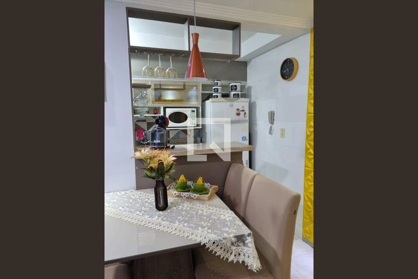 Apartamento mobiliado com 2 quartos e cozinha integrada